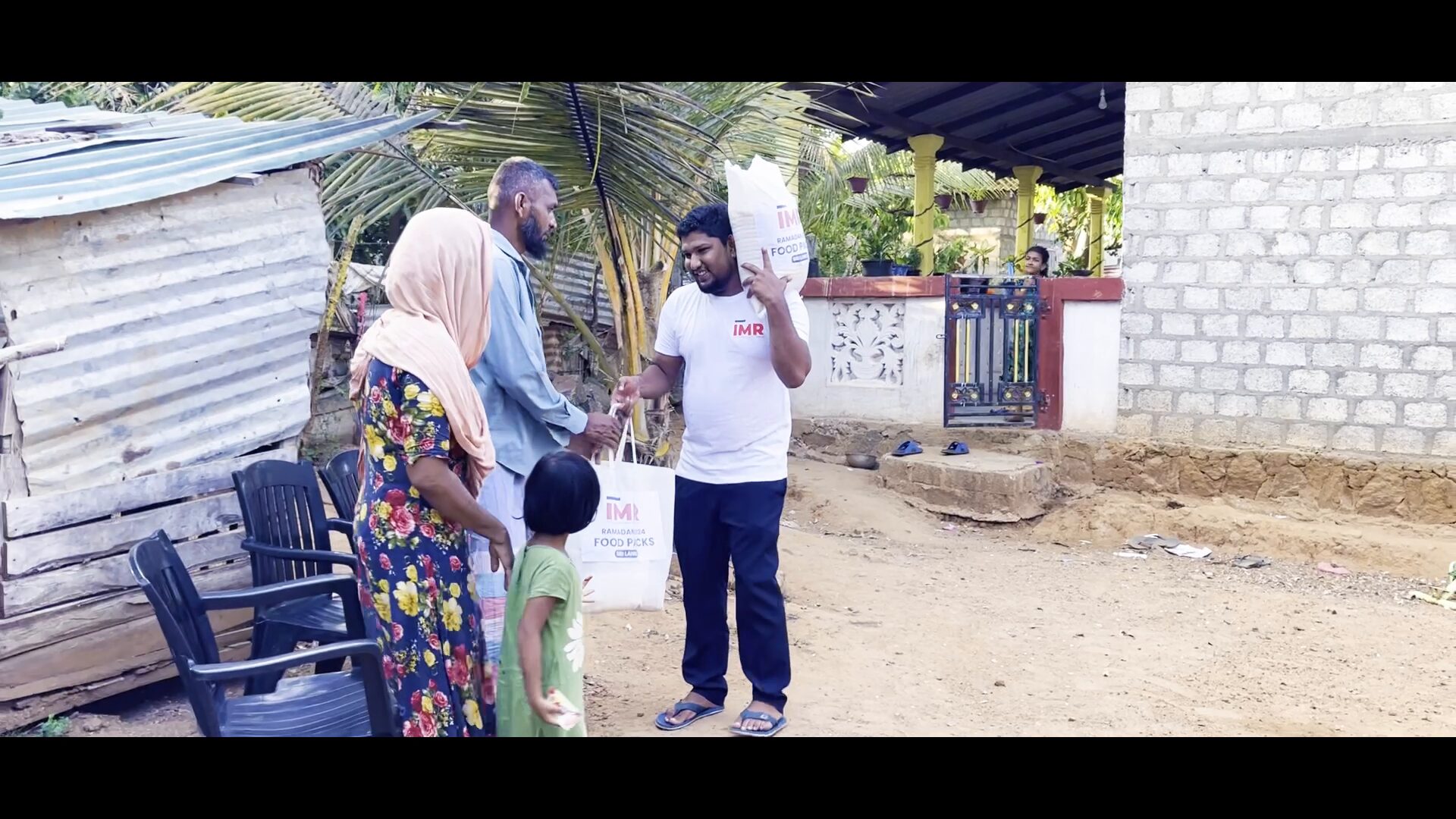 imr_food_distribution_srilanka_family1