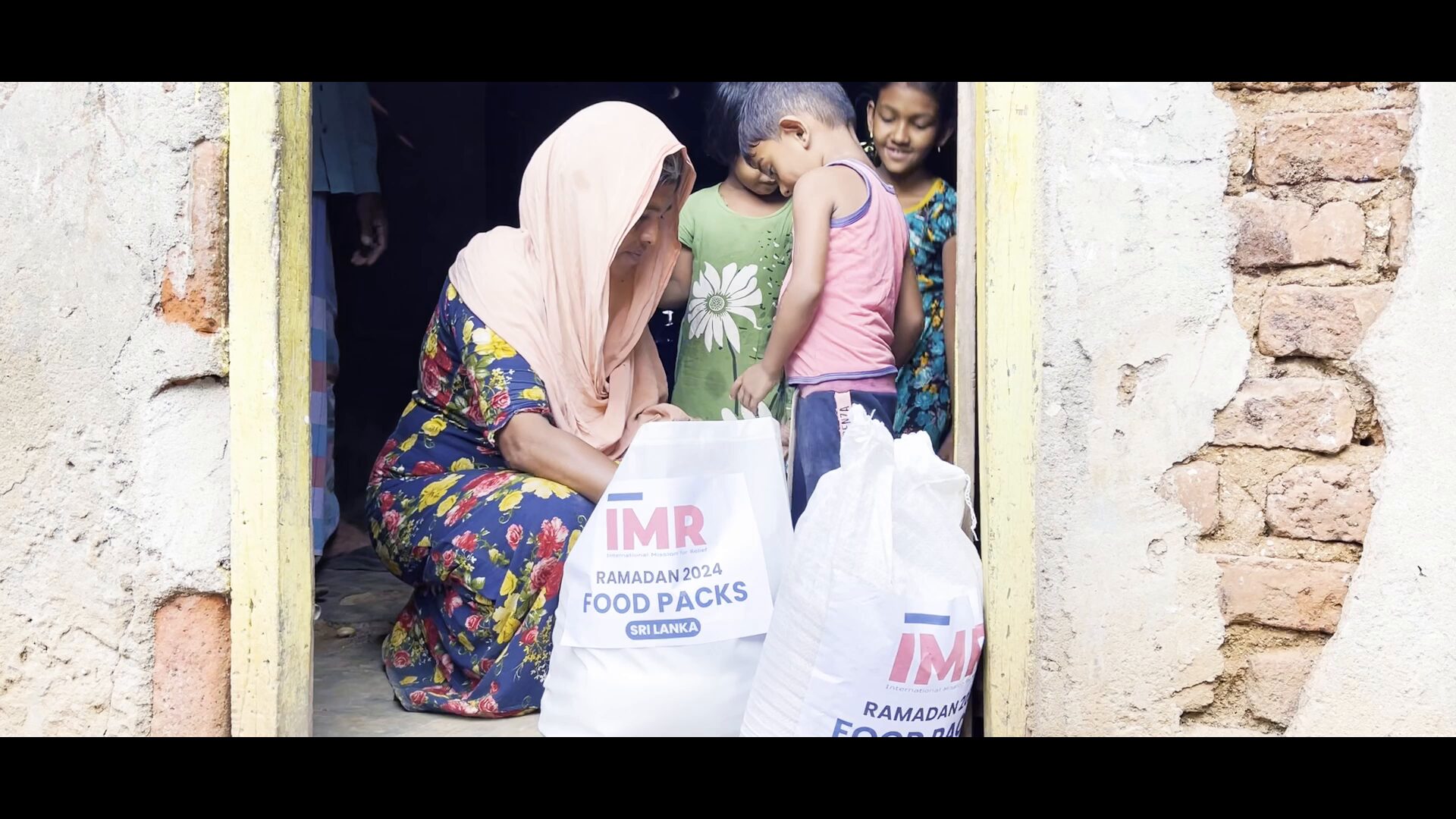 imr_food_distribution_srilanka_family2_smiling_girl